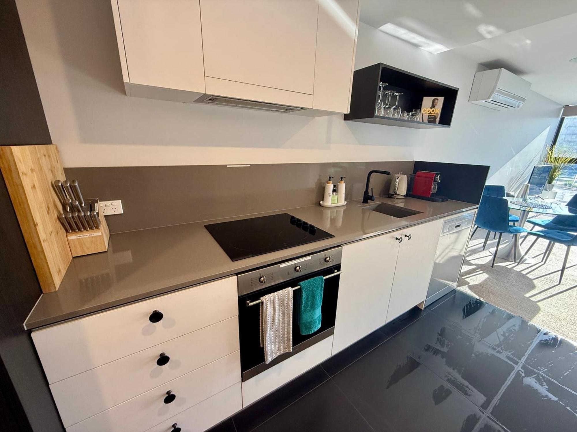 Midnight Luxe 1Br 1Bath Apartment 104 In The Heart Of Braddon Pool Sauna Secure Parking Wine Wifi Canberra Extérieur photo